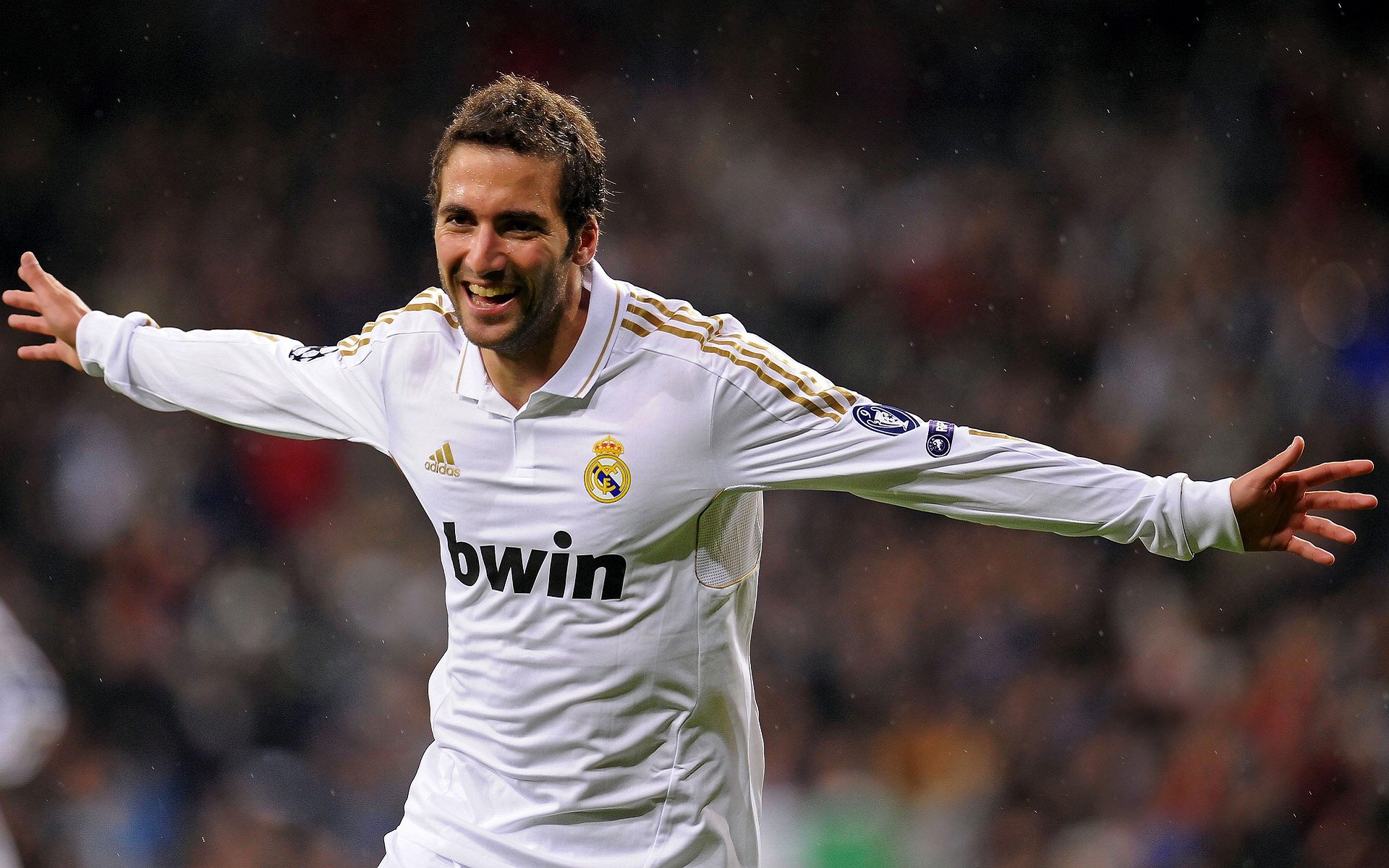 福建鲟龙攻守平衡提升球队竞争力，鲟龙鱼是什么鱼啊_